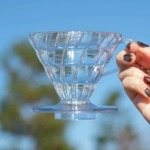 Cono-Hario-V60-02-metacrilato--transparente-con-cielo-azul