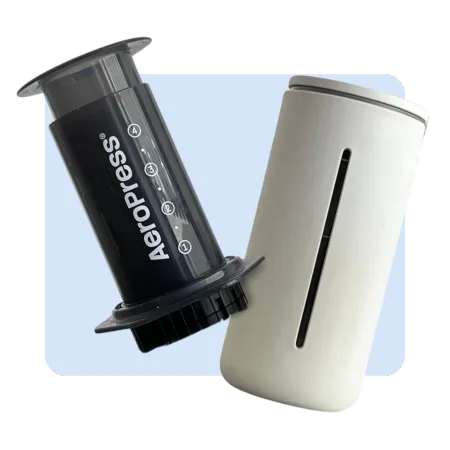 banner-accesorios-de-cafe-con-aeropress-negra-y-prensa-francesa-timemore-blanca