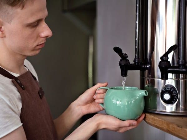 barista-calculando-ratios-de-agua-para-preparar-cafe