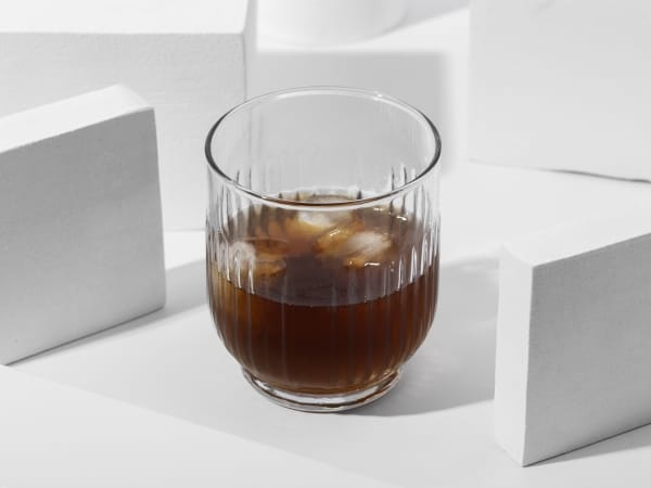 cold-brew-en-vaso-de-cristal-con-hielos