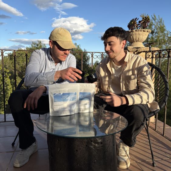 fundadores-de-cachito-roasters-tomando-cafe-de-especialidad-recien-tostado-en-la-naturaleza fundadores-de-cachito-roasters-tomando-cafe-de-especialidad-recien-tostado-en-la-naturaleza